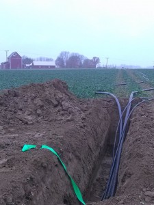 Slangar för avlopp och bredbandsfiber ligger i en grävd ränna.